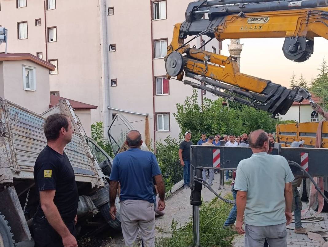 Konya'da kamyonetle korkuluk arasında sıkıştı: Freni boşaldı, can pazarı yaşandı! 6